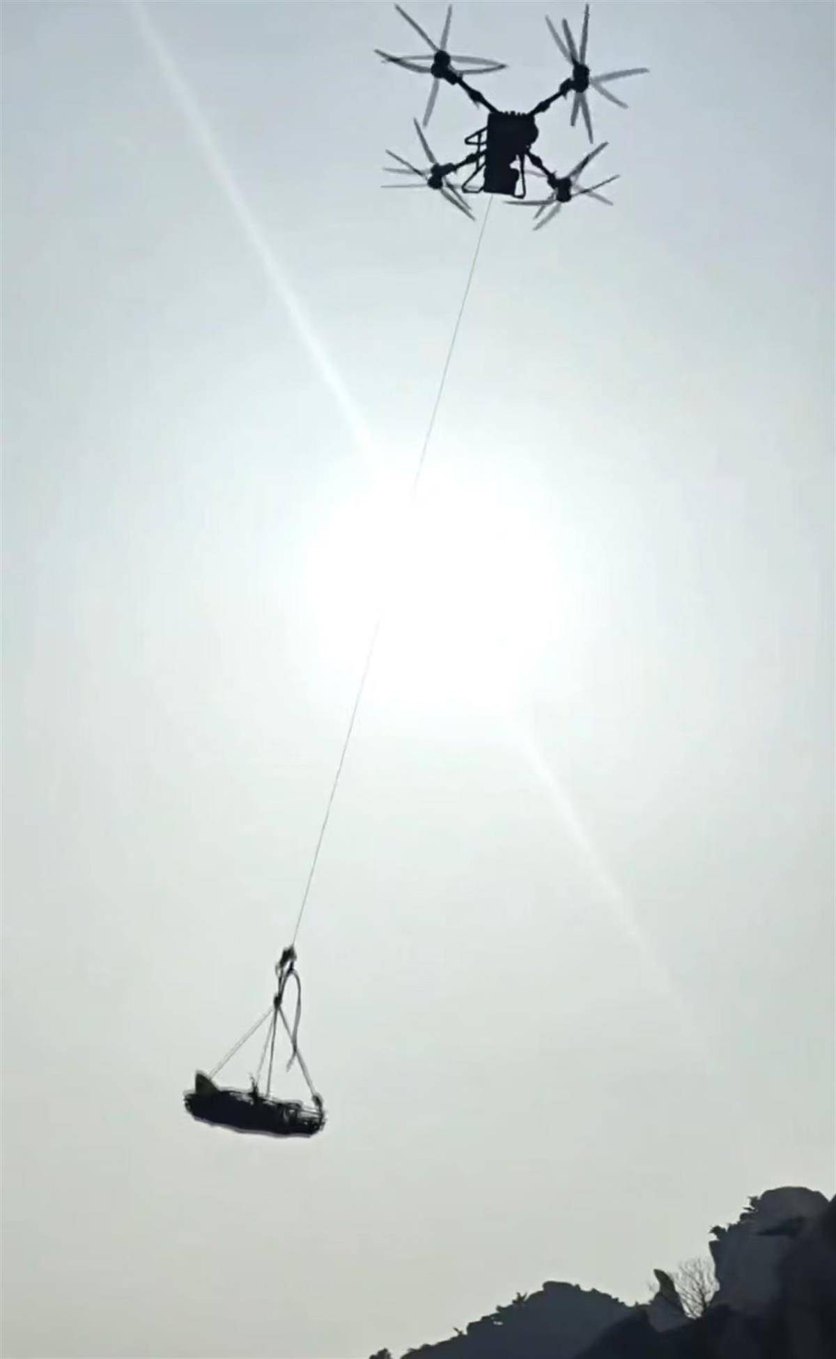 “70后”户外网红博主坠崖身亡，遗体被无人机运下山，出事两天前还在更新登山视频