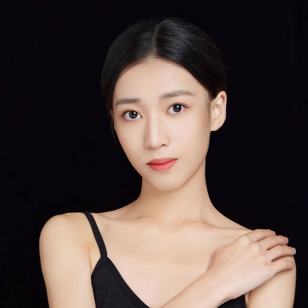 喜鹊:李辰晨 饰毕业于北京舞蹈学院芭蕾舞系,获北京市优秀毕业生
