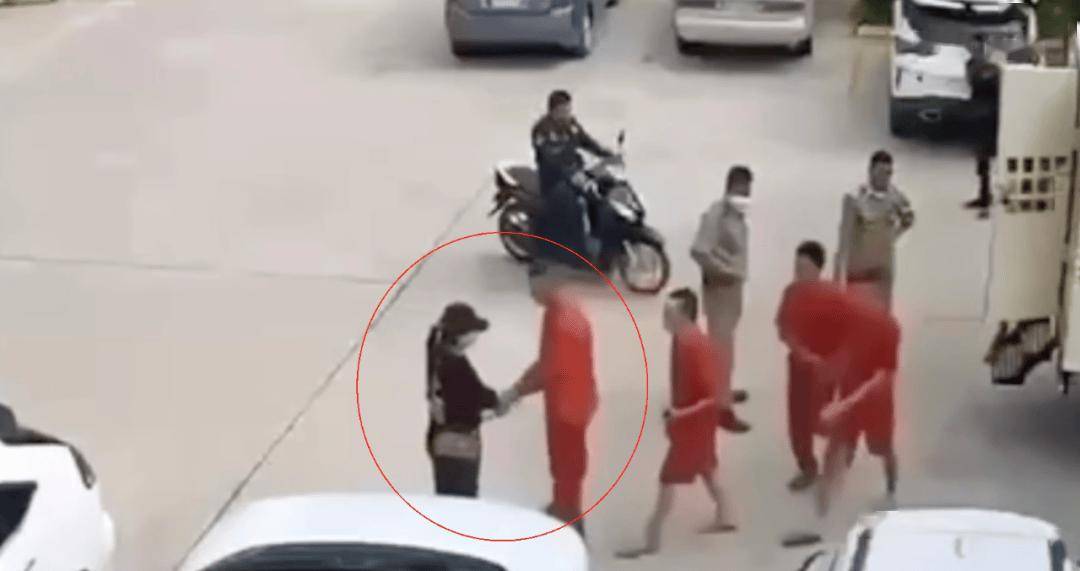 女子持枪劫囚车,却因"高颜值"成全网梦中情人?