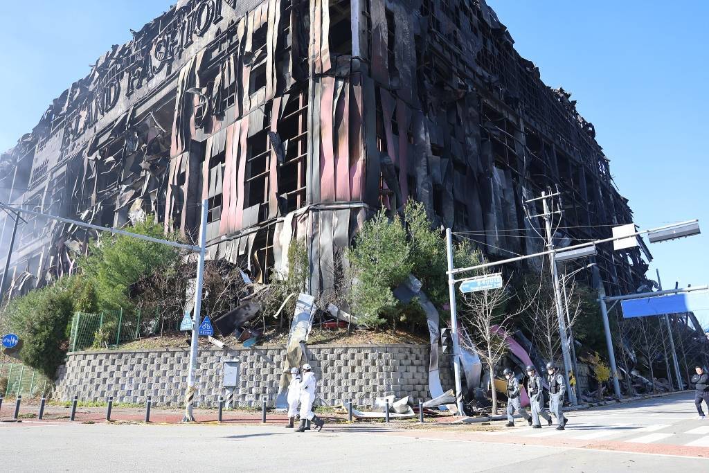 第1现场｜亚洲规模最大时尚物流中心火灾烧了60小时