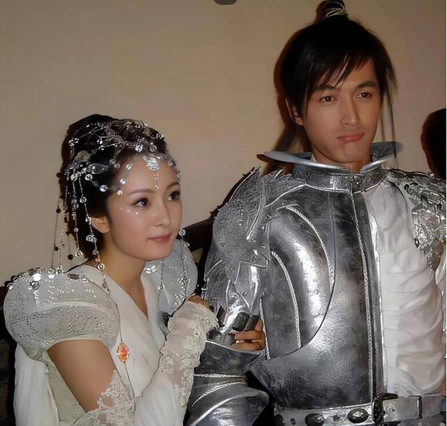 不属于唐人公司的杨幂,曾经跟随胡歌他们一同去埃及旅游,合照中两人多