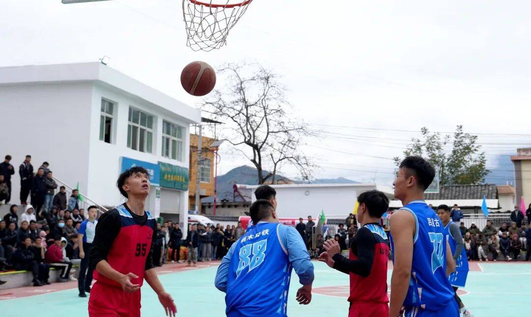 板桥镇渔洞村篮球赛圆满落幕