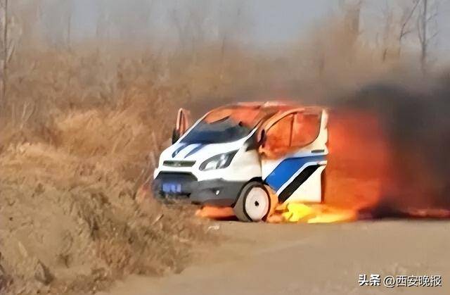 寒衣节野外烧纸,他直接烧掉一辆真车!事后还与铁架淡定合影 寒衣节野外烧纸,他直接烧掉一辆真车!事后还与铁架淡定合影