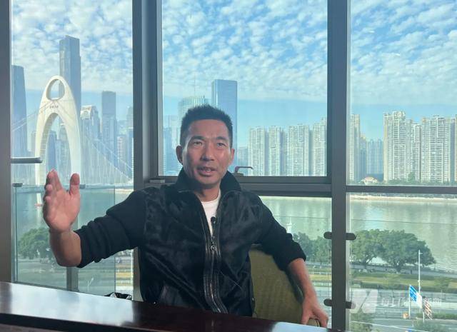 十几岁的王国安每天回到外间都小心翼翼,生怕里屋