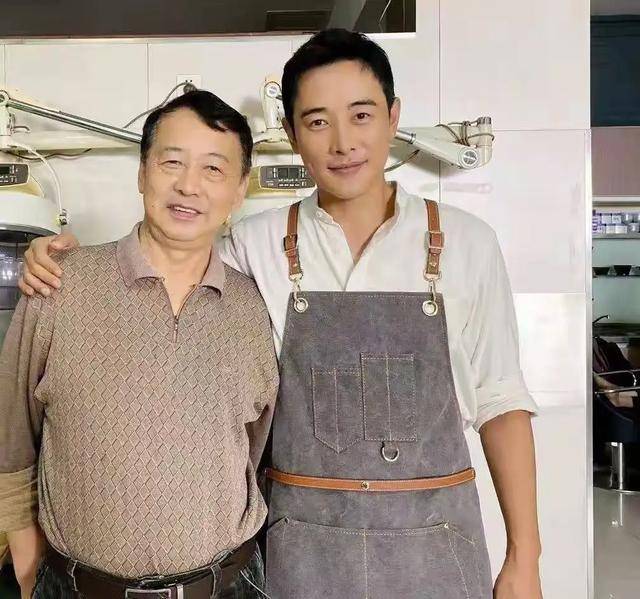 唐嫣现身公公追悼会！夫妻俩站门口迎宾，罗晋经纪人曝照粉碎婚变