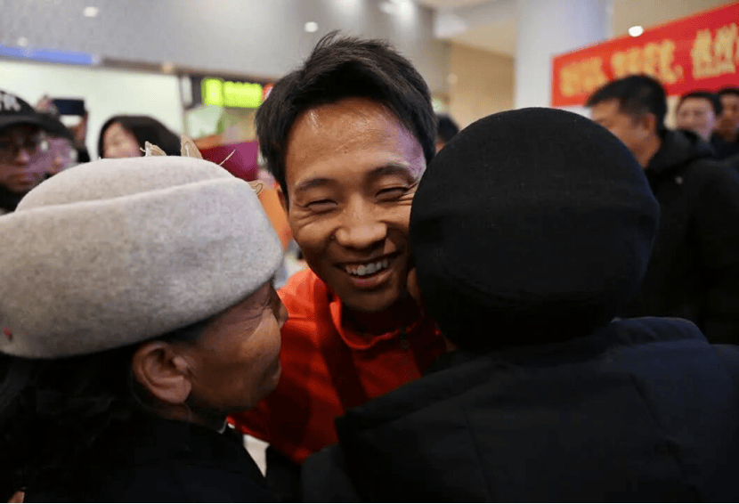 何杰此次获金牌后不久,平罗县县长李亮已经前往何杰老家看望慰问过
