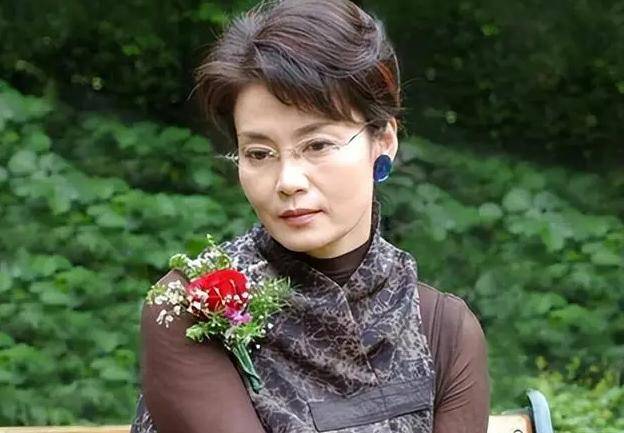 70 岁潘虹近况吓人，走路颤巍神情呆滞，40 年离婚真相藏不住