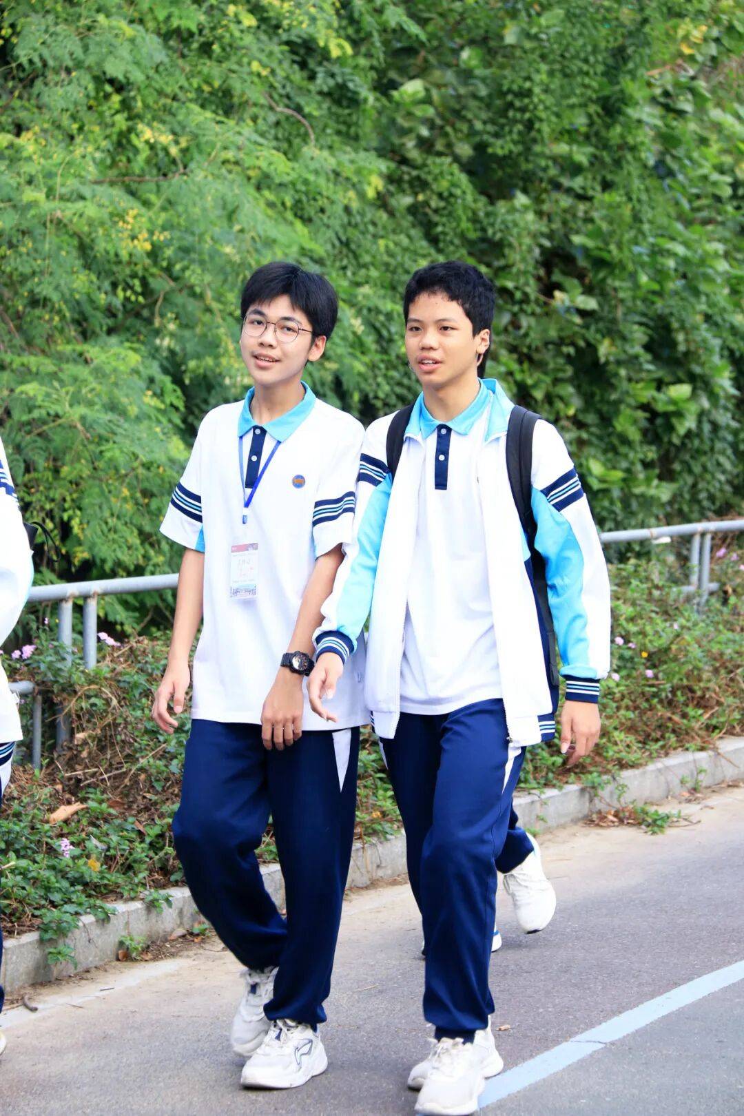 南中学子背着轻便的行囊,穿着整齐的校服,在老师的带领下整装出发