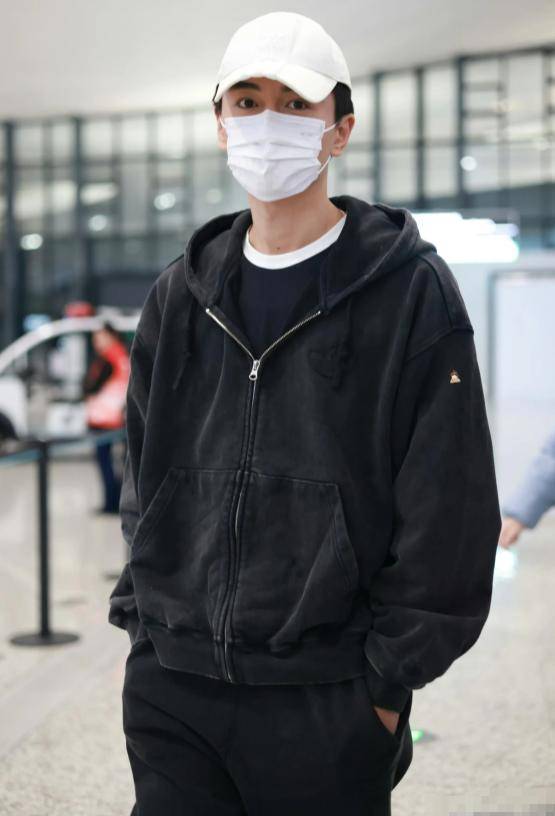 不装了!唐嫣在罗晋父亲葬礼上的3个细节,透露俩人如今真实状况