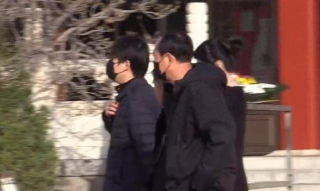 不装了!唐嫣在罗晋父亲葬礼上的3个细节,透露俩人如今真实状况