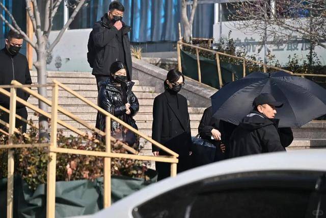 不装了!唐嫣在罗晋父亲葬礼上的3个细节,透露俩人如今真实状况