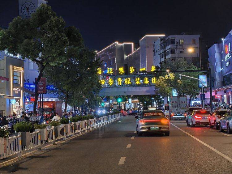 杭州四季青服装市场周边大量住宅车库改库房，还有电动车从顶楼飞线充电