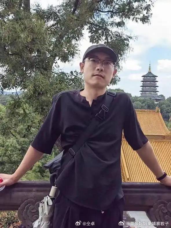 仝卓发文求助,称表弟外出工作失联_李怡亨_母亲_微博