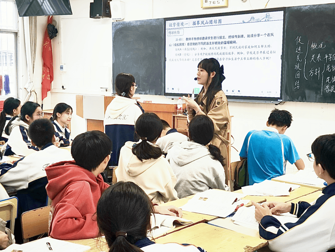 凤山县中学的老师围绕《课外古诗词诵读》《电功率》等课题开展教学