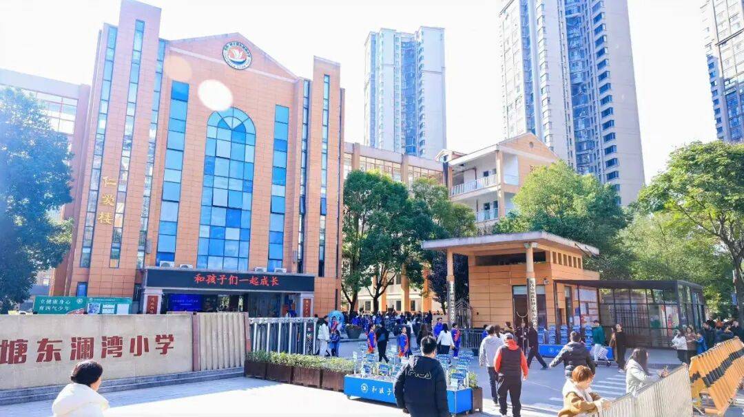 以科技赋能 育"四气"少年