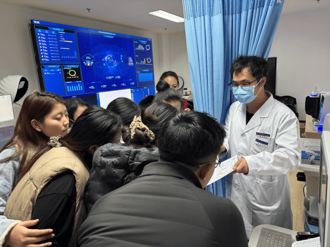 包含北京大学人民医院帮忙挂号陪同看病重症转诊无缝对接，诊疗不间断的词条