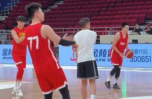 男篮公开训练！众人投篮保持状态，周琦给张镇麟开小灶，赵睿特写