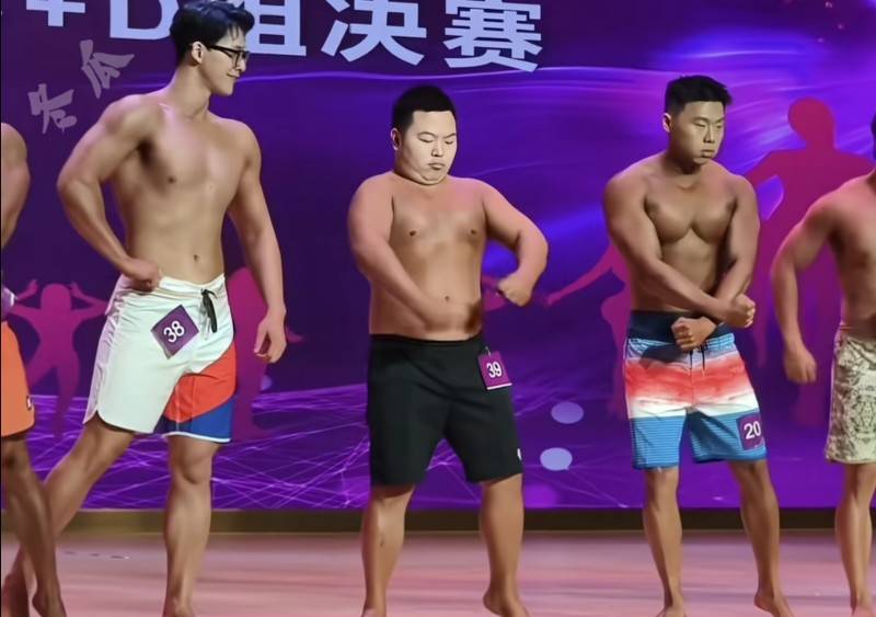 重庆一高校内举办健美比赛惊现“小胖子”，网友：为了学分这么拼？主办方回应