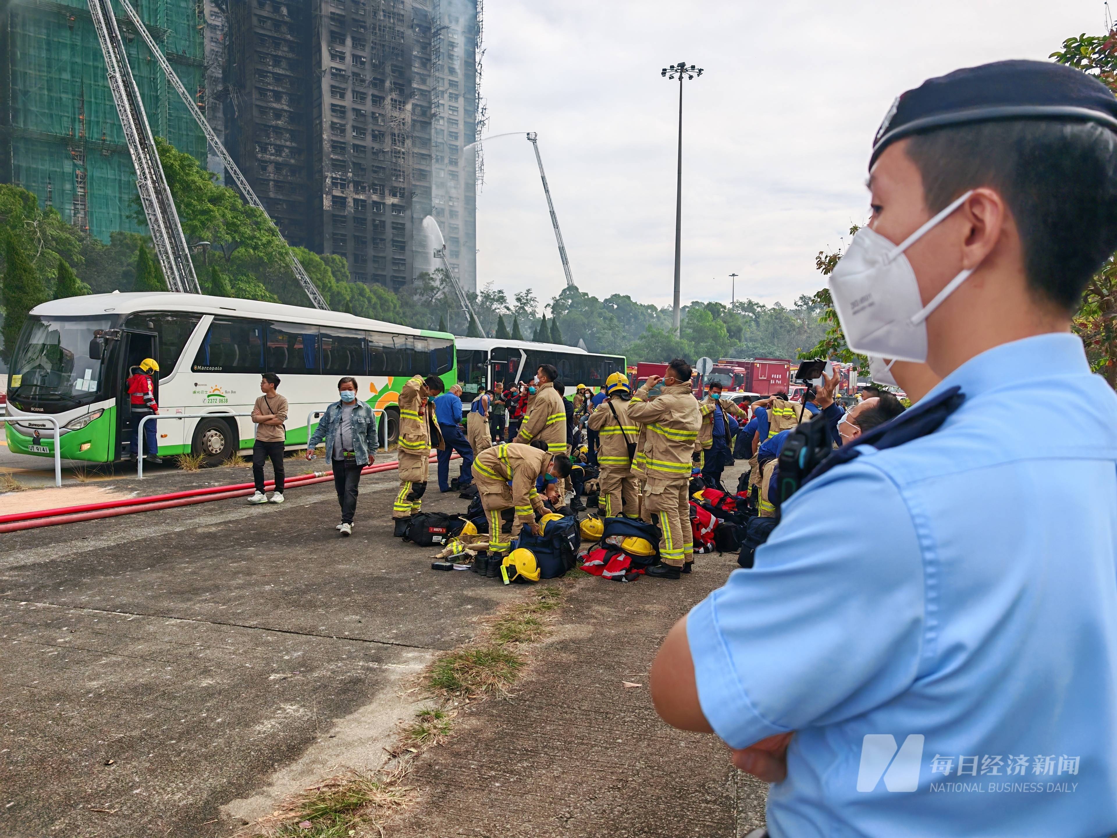 香港大埔火灾现场直击：明火逐渐被扑灭，消防员即将开始上楼搜救