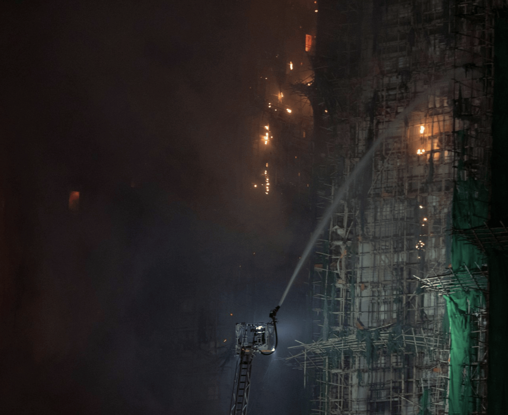 香港警方称外墙发泡胶或致大埔火势迅速蔓延！多间医院戒备-华闻时空