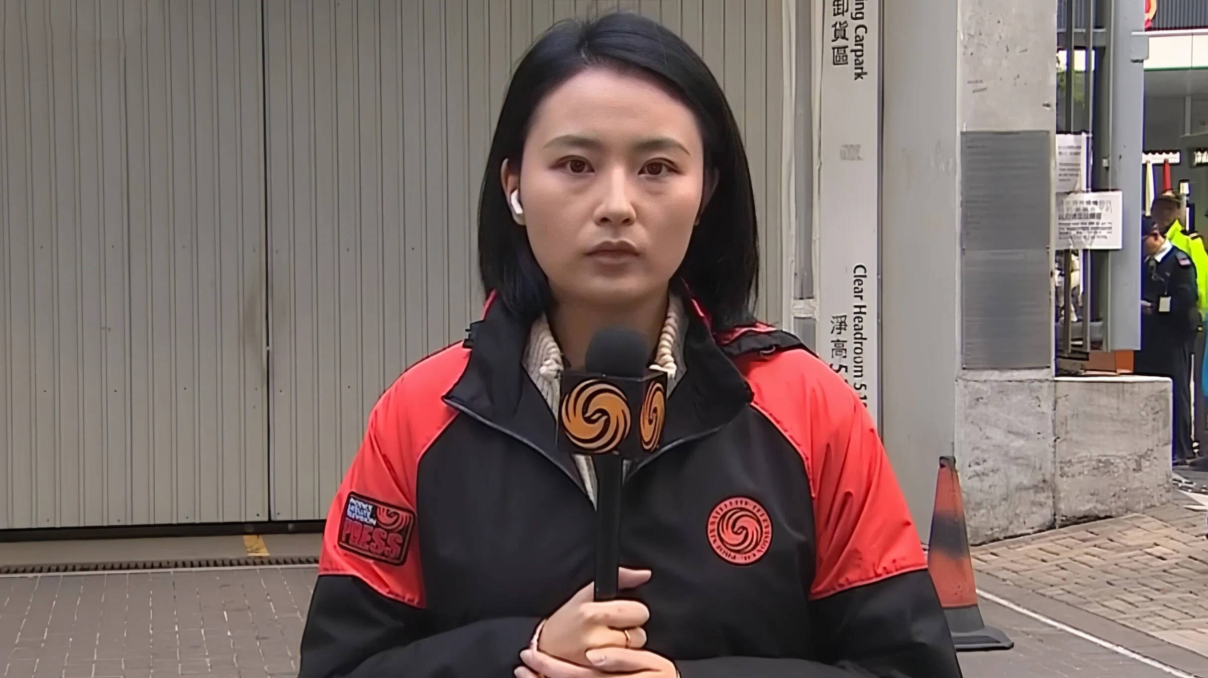港特首联同主要官员于政总默哀三分钟