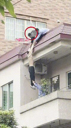他一边高声稳定当事人情绪,一边如离弦之箭般冲向附近警务室求助,并在
