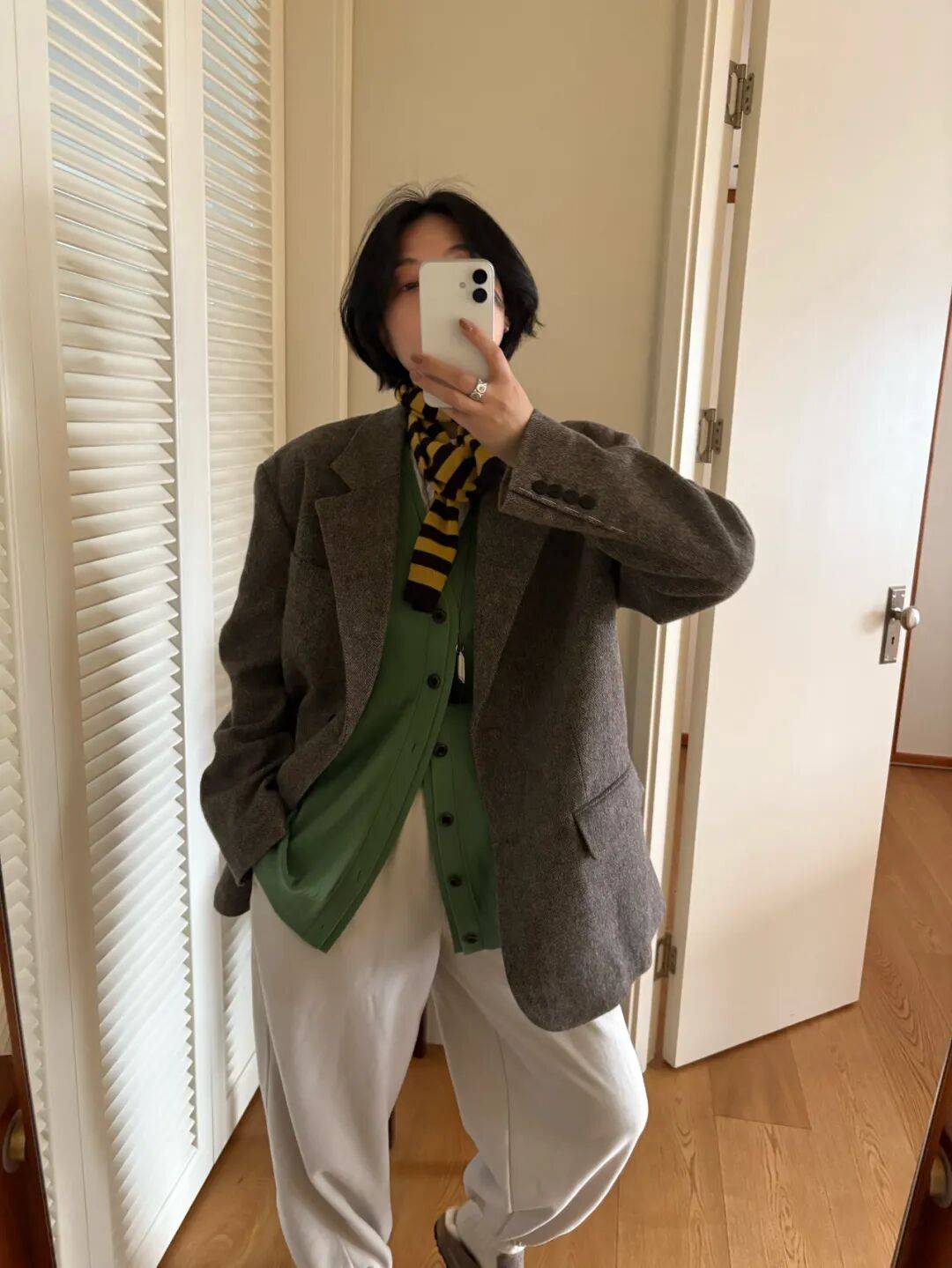 比如搭配这种青果领的大衣能露出里面的部分一下子就会很出彩