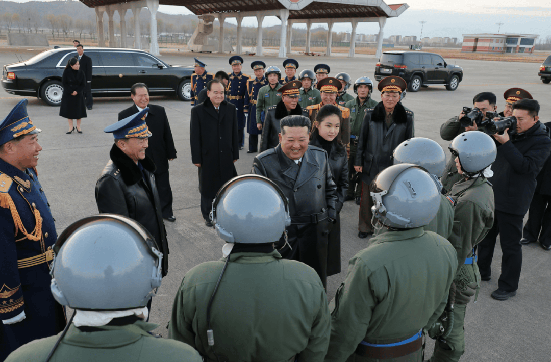 图片[9]-现场多图！金正恩携女儿着“亲子装”出席朝鲜空军活动，新导弹亮相 -华闻时空