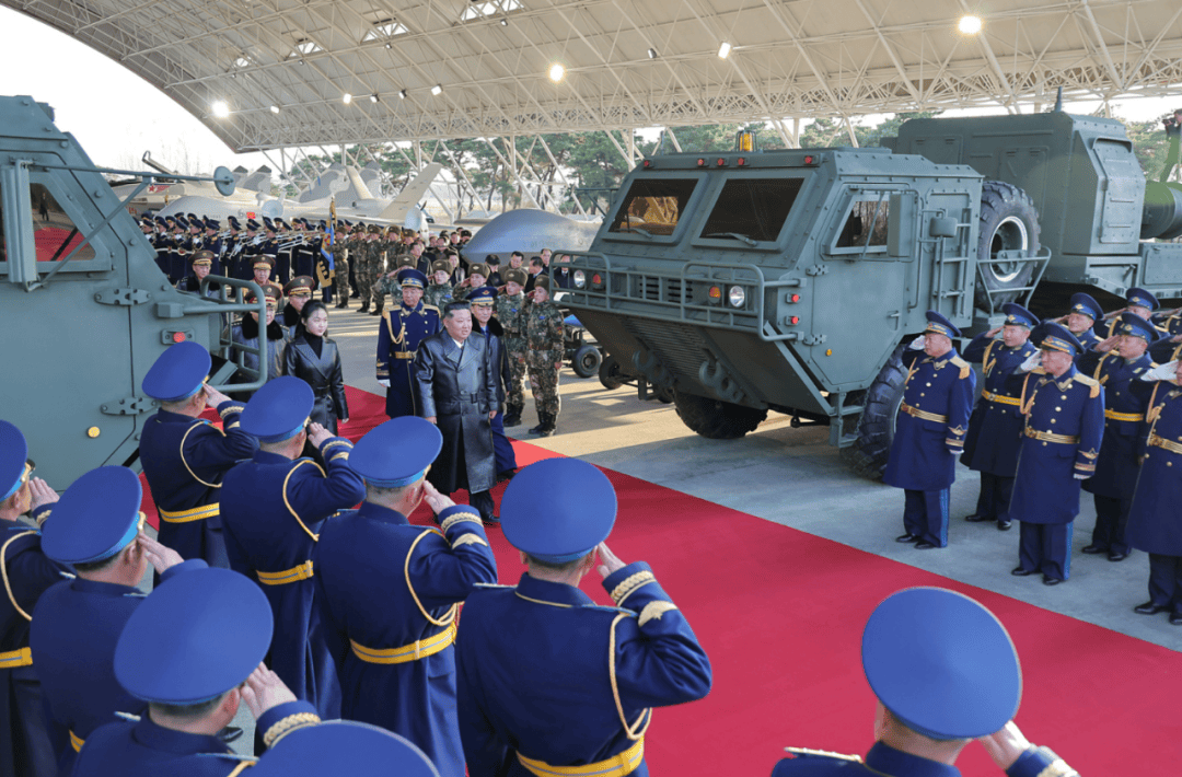 图片[2]-现场多图！金正恩携女儿着“亲子装”出席朝鲜空军活动，新导弹亮相 -华闻时空