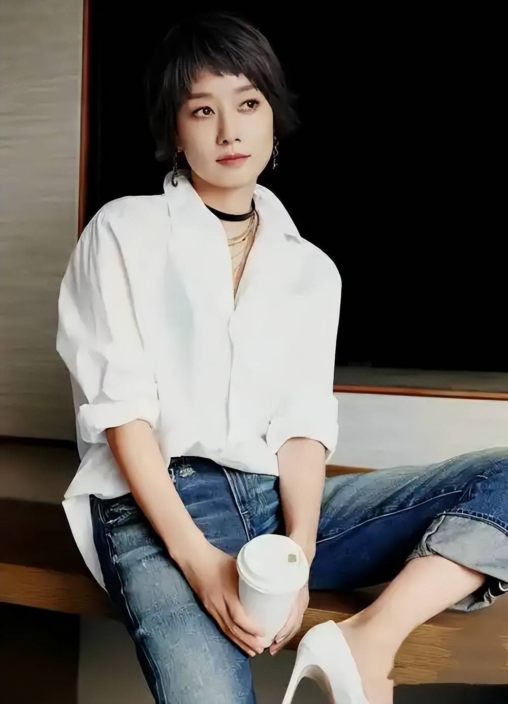 马伊琍新发型让人眼前一亮,49岁状态像30岁,美的更突出了