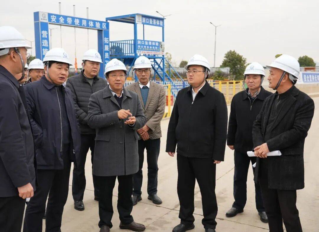 裴永波先后来到隆盛名城老旧小区改造项目,十里铺污水处理厂,京九大道