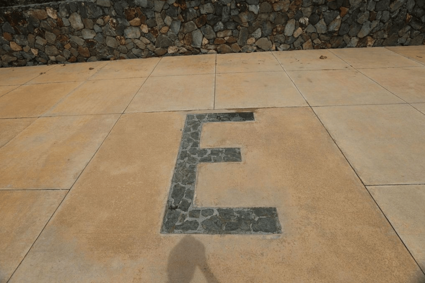 爱泼斯坦“萝莉岛”豪宅内部曝光：诡异面具、牙医椅子、老式座机