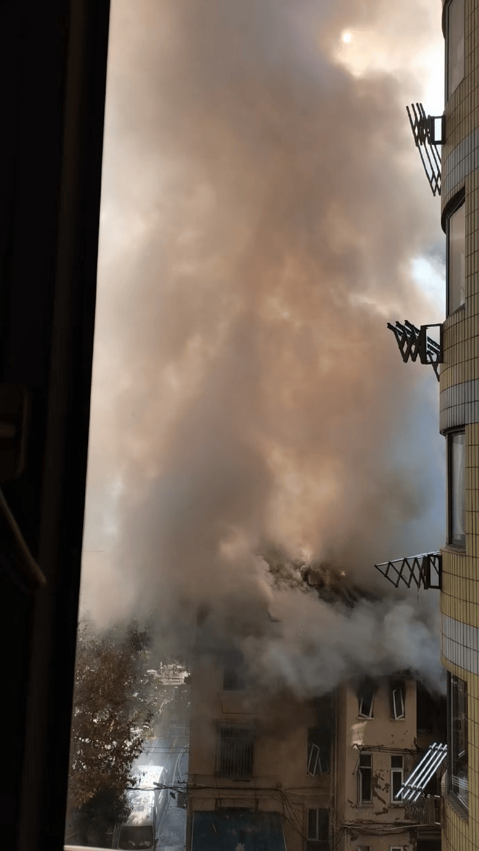 上海黄浦一幢3层居民楼起火现场浓烟滚滚，有老人从二楼跳下后受伤送医，当地：已扑灭