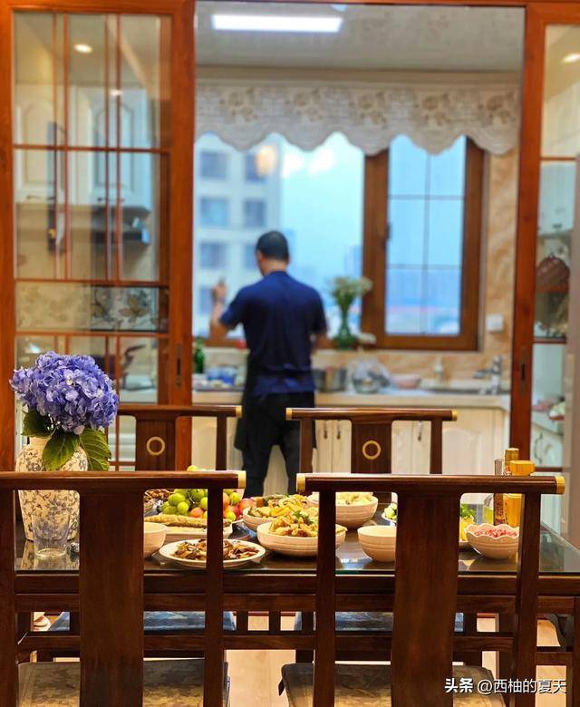 看了黑龙江一退休夫妇的家，才知道什么叫烟火气，一进门就被治愈_实木_客厅_角落