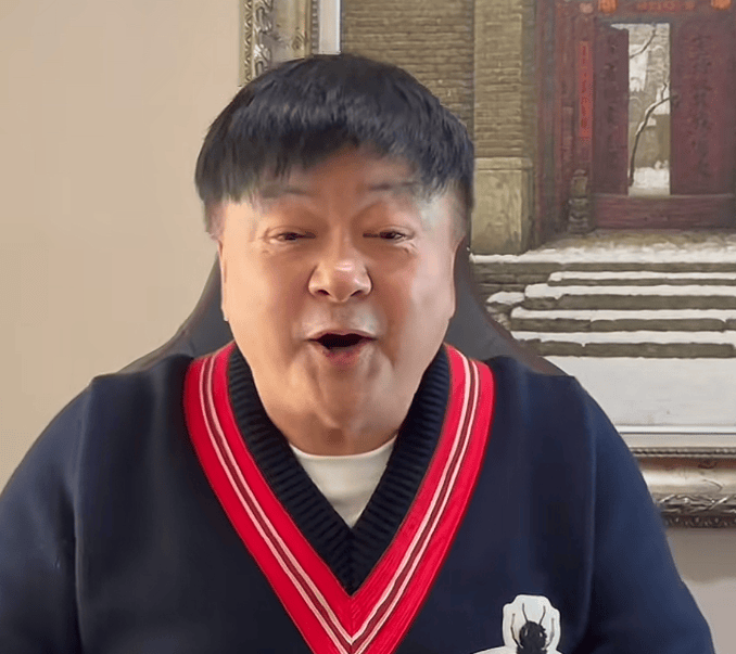 景区试戴帽子被要价5元，演员洪剑涛致歉：不知道乌毡帽特殊材质不易清理