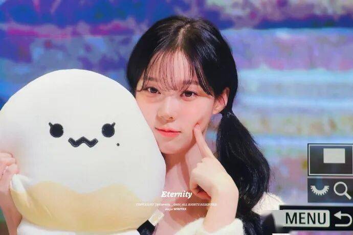 她保持开朗笑容灿烂却被质疑?网友力挺:表情管理强大!插图 她保持开朗笑容灿烂却被质疑?网友力挺:表情管理强大!插图