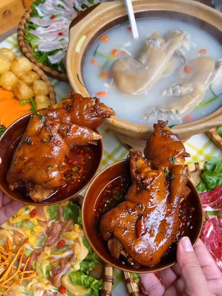 正宗蹄花火锅，汤清味鲜香味浓，大口吃肉太过瘾了