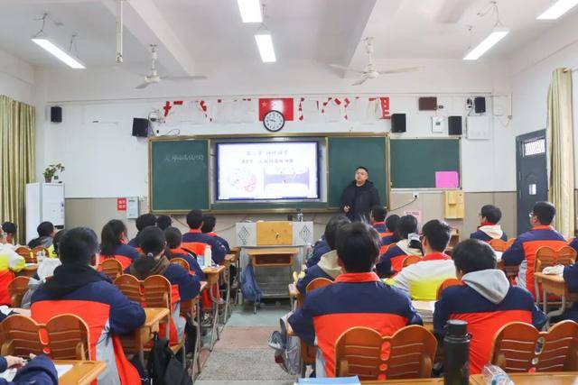 16载深耕育栋梁 浮梁一中朱卫峰获评"头雁教师"