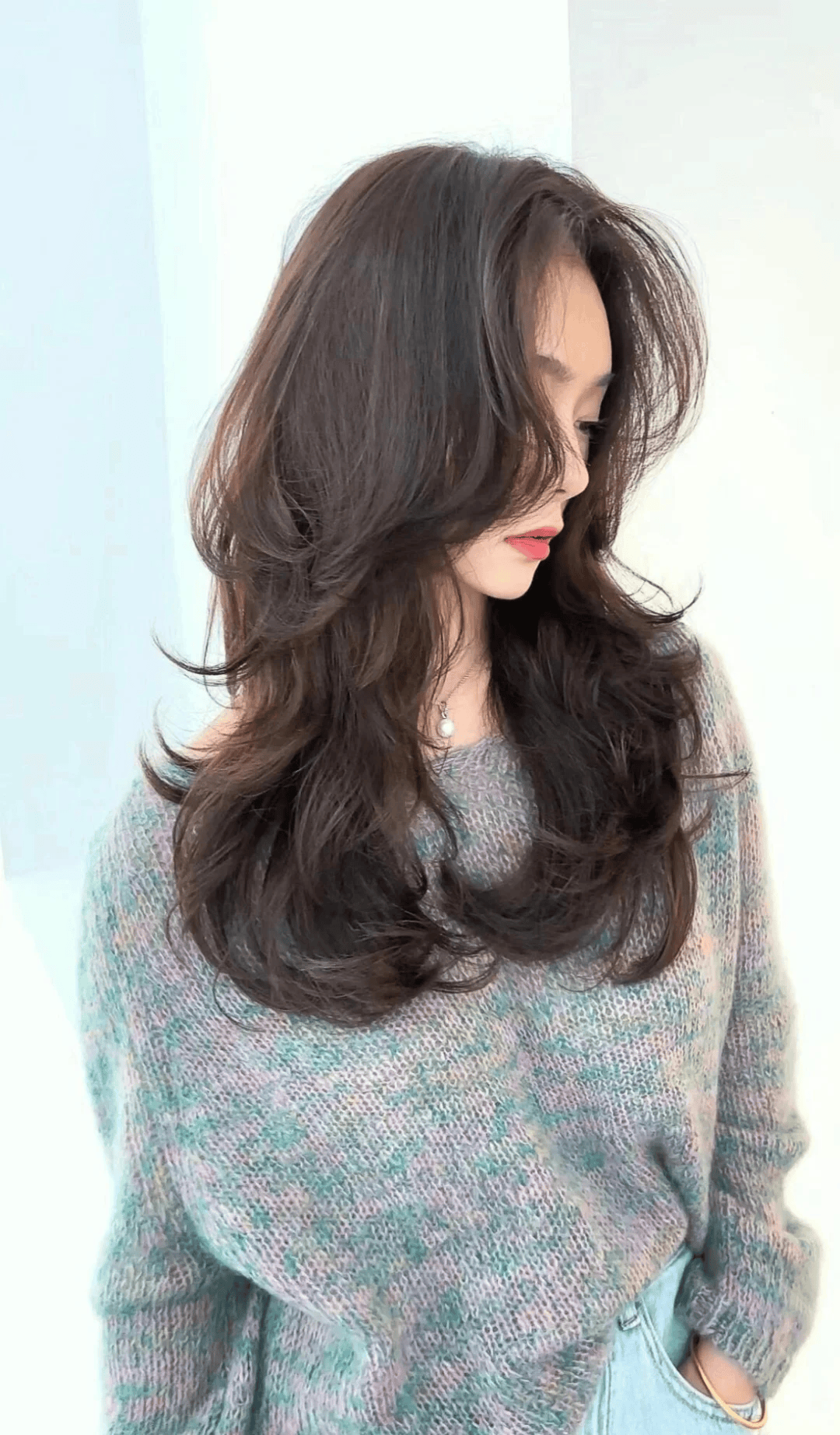 今年流行松软感的烫发,发型蓬松有型,卷度慵懒随意