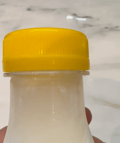 "认养一头牛"牛奶被指瓶内出现黑色异物:相关视频内容不可见(图2)