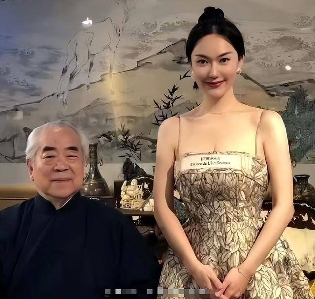 与女儿断绝关系仅1天,范曾担心的事发生了,小50岁娇妻受牵连