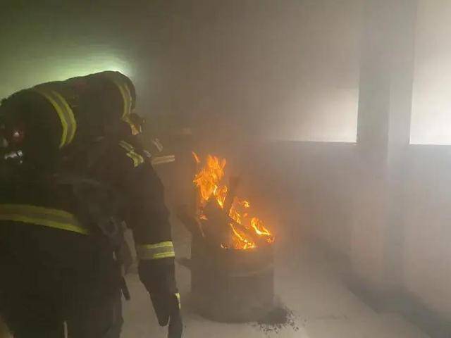 高层起火，卫生间是理想的避难场所？实测：11分钟就撑不住，最佳场所有个点很关键