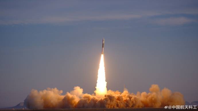 外国人制造小火箭