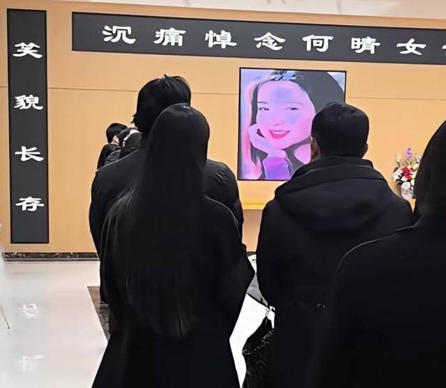 何晴去世后,儿子许何首次露面!没穿孝衣,手捧妈妈骨灰 眼睛哭肿