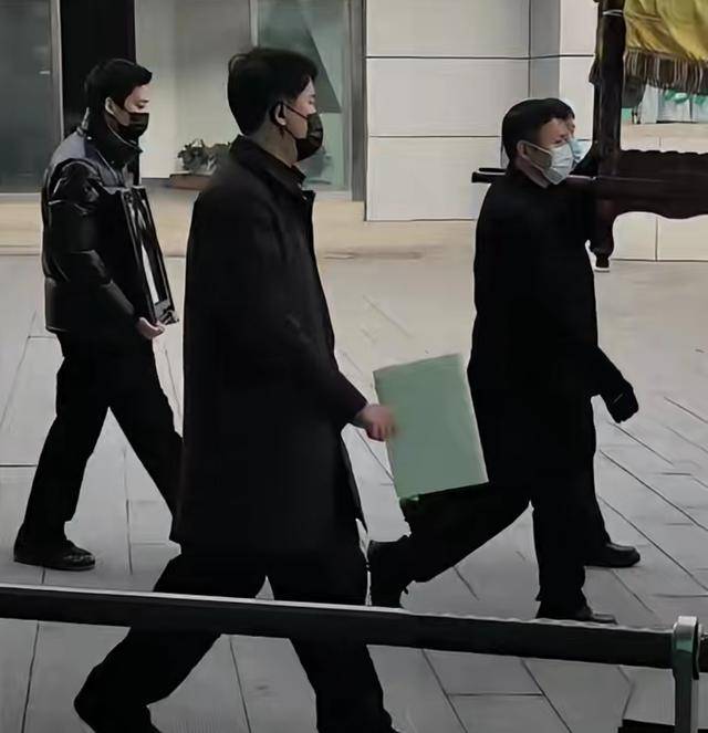 何晴去世后,儿子许何首次露面!没穿孝衣,手捧妈妈骨灰 眼睛哭肿