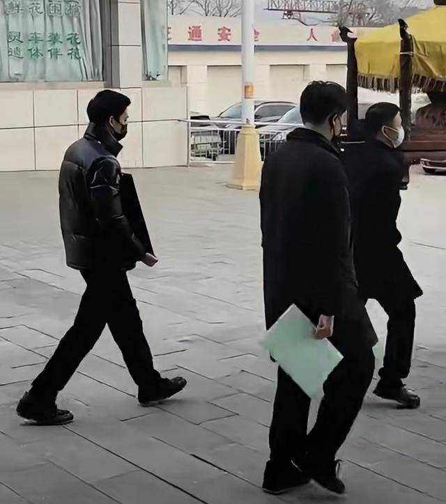 何晴去世后,儿子许何首次露面!没穿孝衣,手捧妈妈骨灰 眼睛哭肿