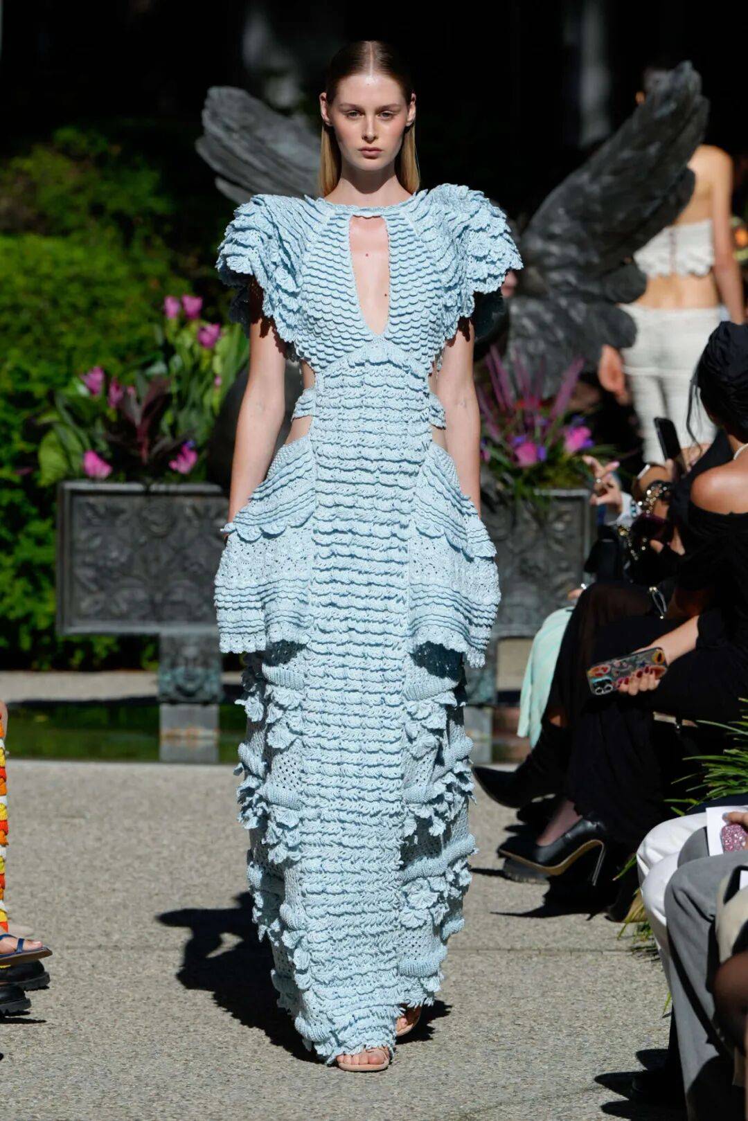 钩进时装秀的 j