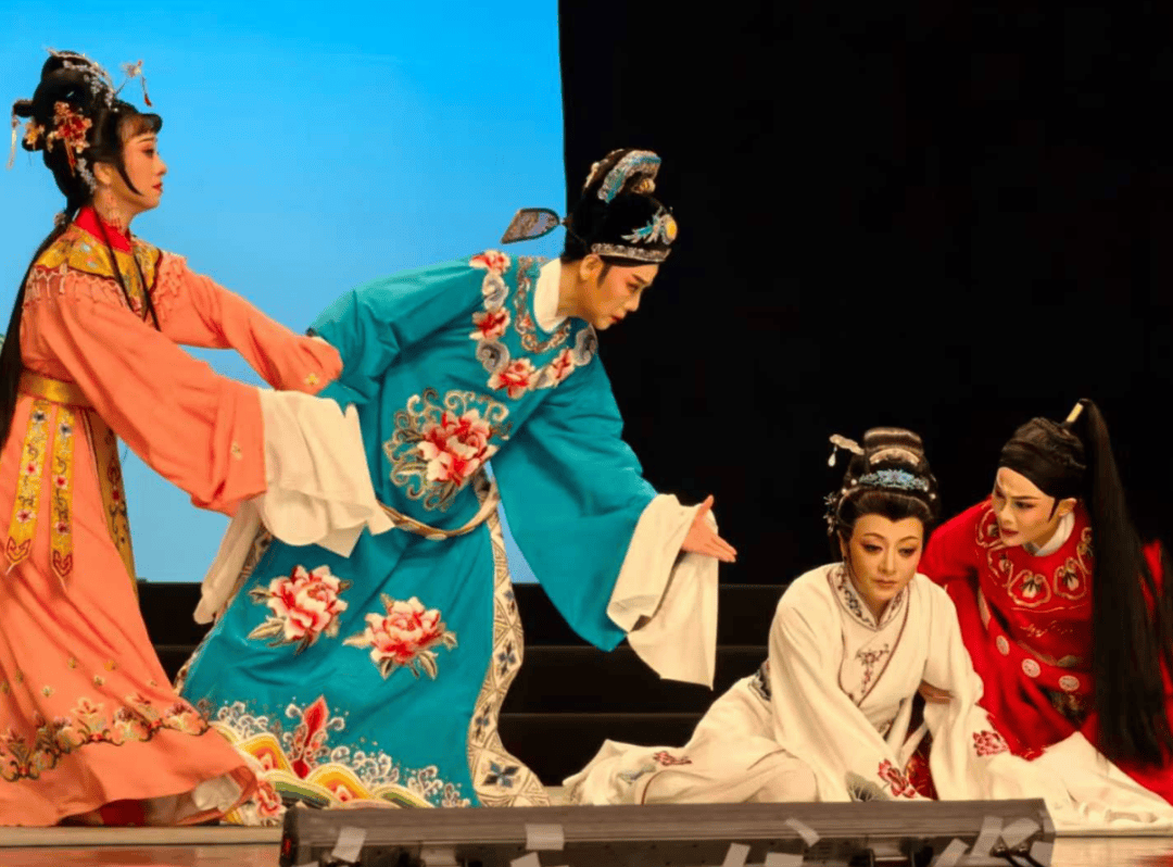 此次演出引发抢票热潮,两位领衔主演钱惠丽与陈颖无疑是核心吸引力