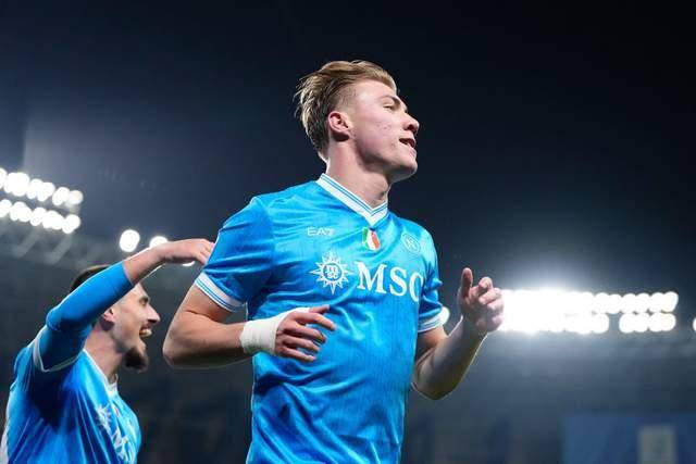 单扛强突+MVP!22岁中锋带队进决赛:离开曼联半年 12球3助