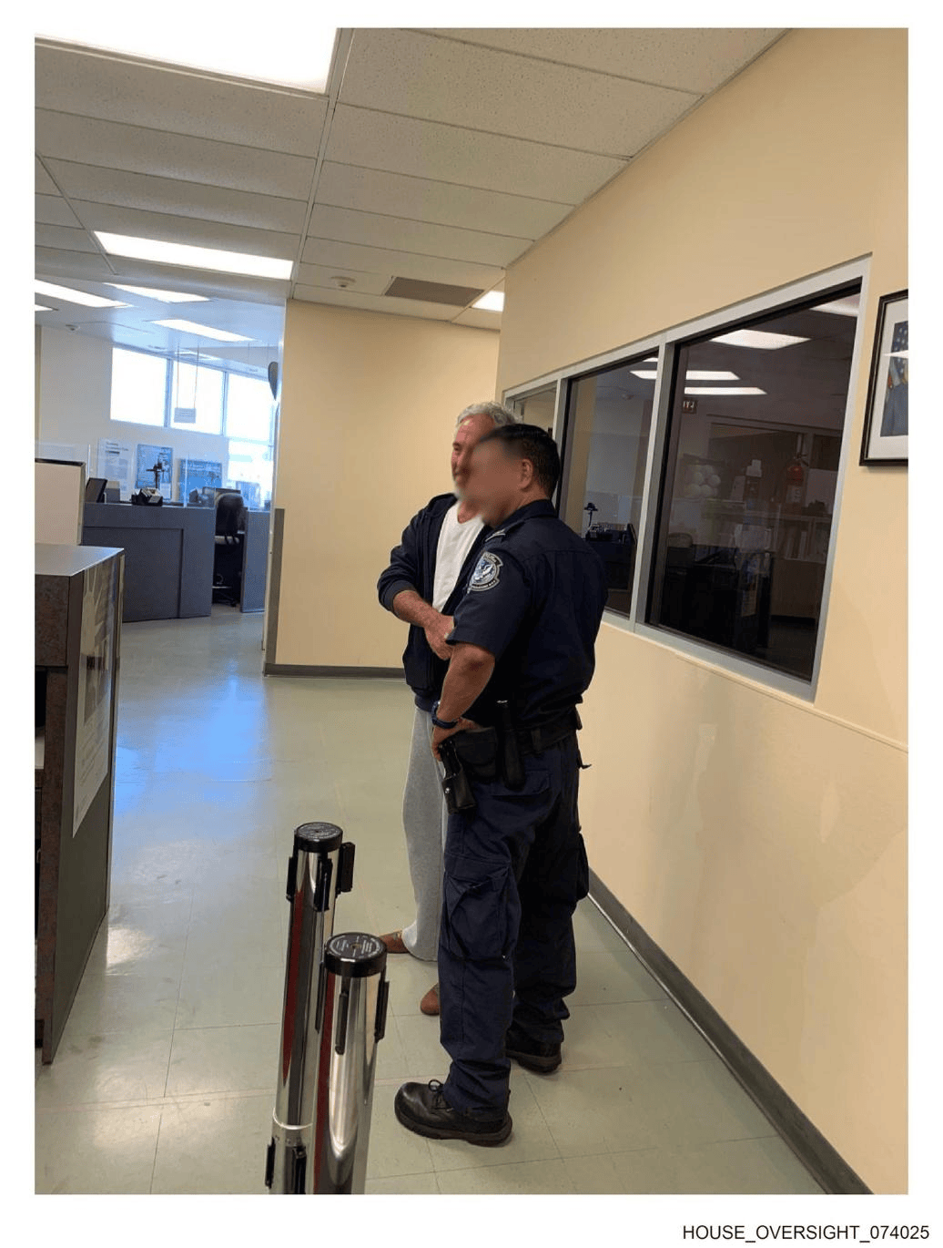 最新!爱泼斯坦案档案公布前夕,民主党人再披露68张新照片